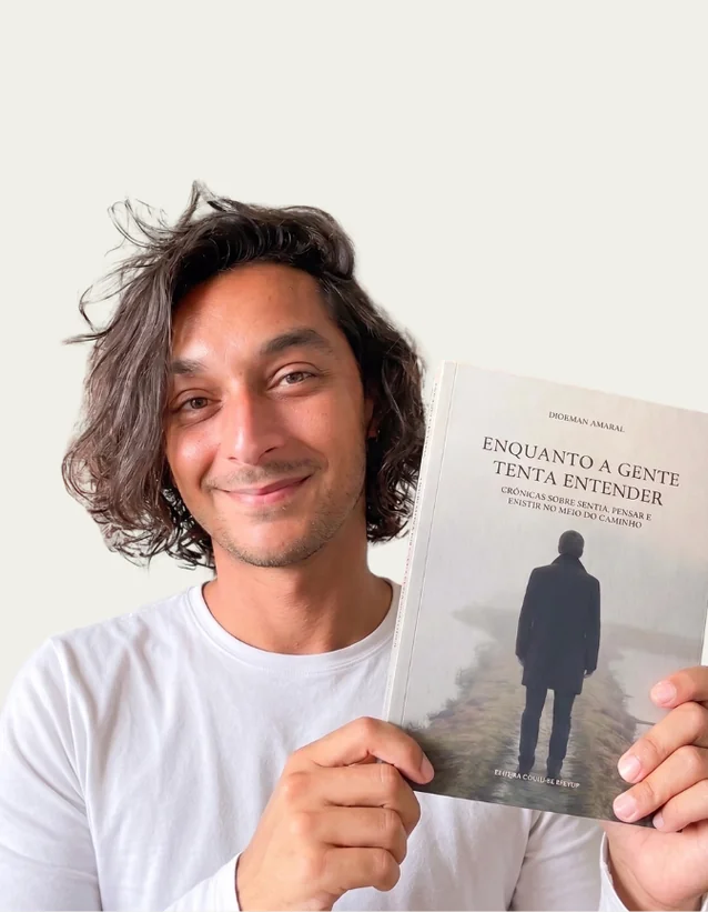 Diorman Amaral segurando um exemplar do livro Enquanto a Gente Tenta Entender.